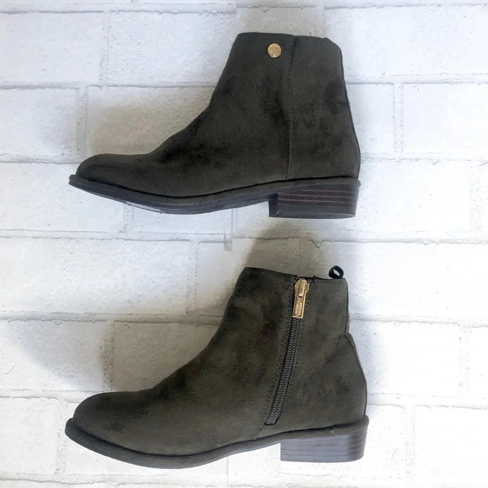 Stuart Weitzman Girls Olive Lowland Low Suede Ankle Bootie Size 2